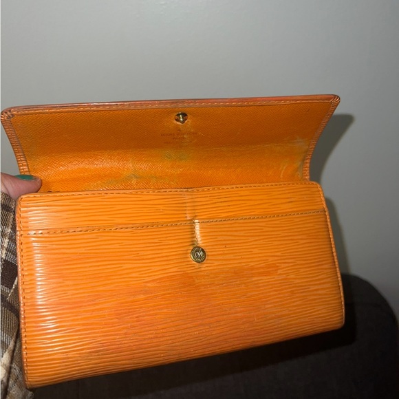 Louis Vuitton Epi Sarah Wallet Unisex Epi Leather Long Wallet in Pimont 🧡 - Picture 6 of 11